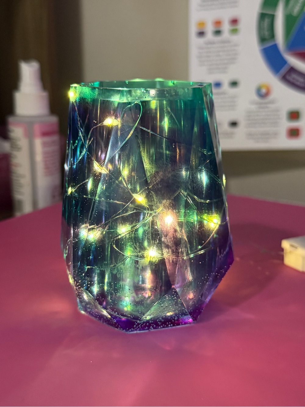 vase with embedded lights into the resin - Picture 8 of 9